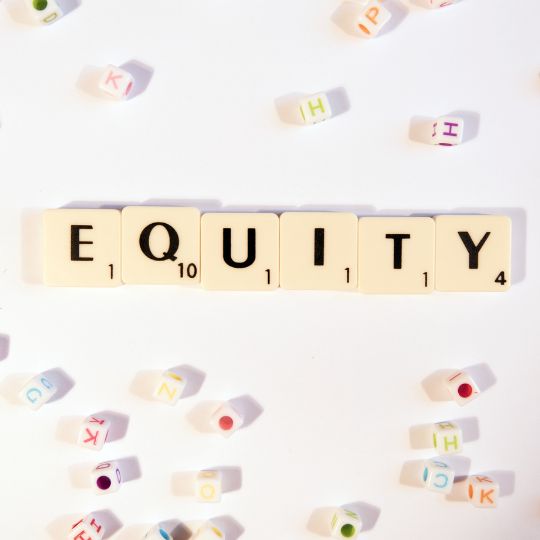 Vignette représentant le mot equity avec des lettres de scrabelle