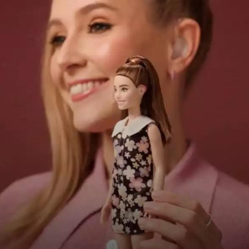 Mattel commercialise sa première Barbie malentendante