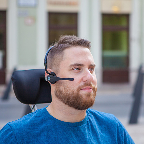Contrôlez votre fauteuil roulant via les mouvements de votre tête.